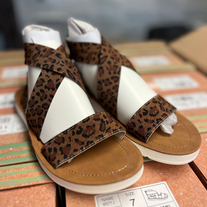Pair of sandals with leopard print straps 